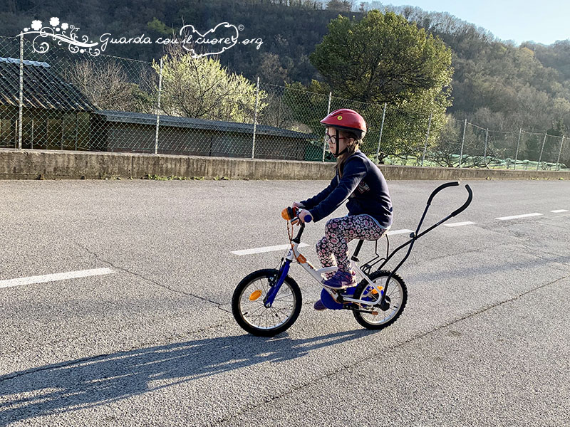 bambina in bicicletta